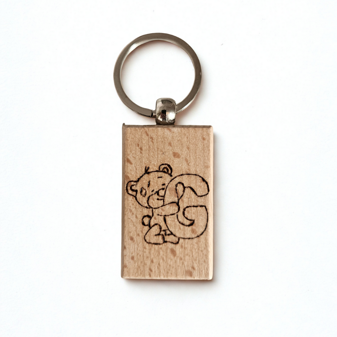 Portachiave in legno pirografato “Orsetto con lettera personalizzata” | Incisi a Fuoco