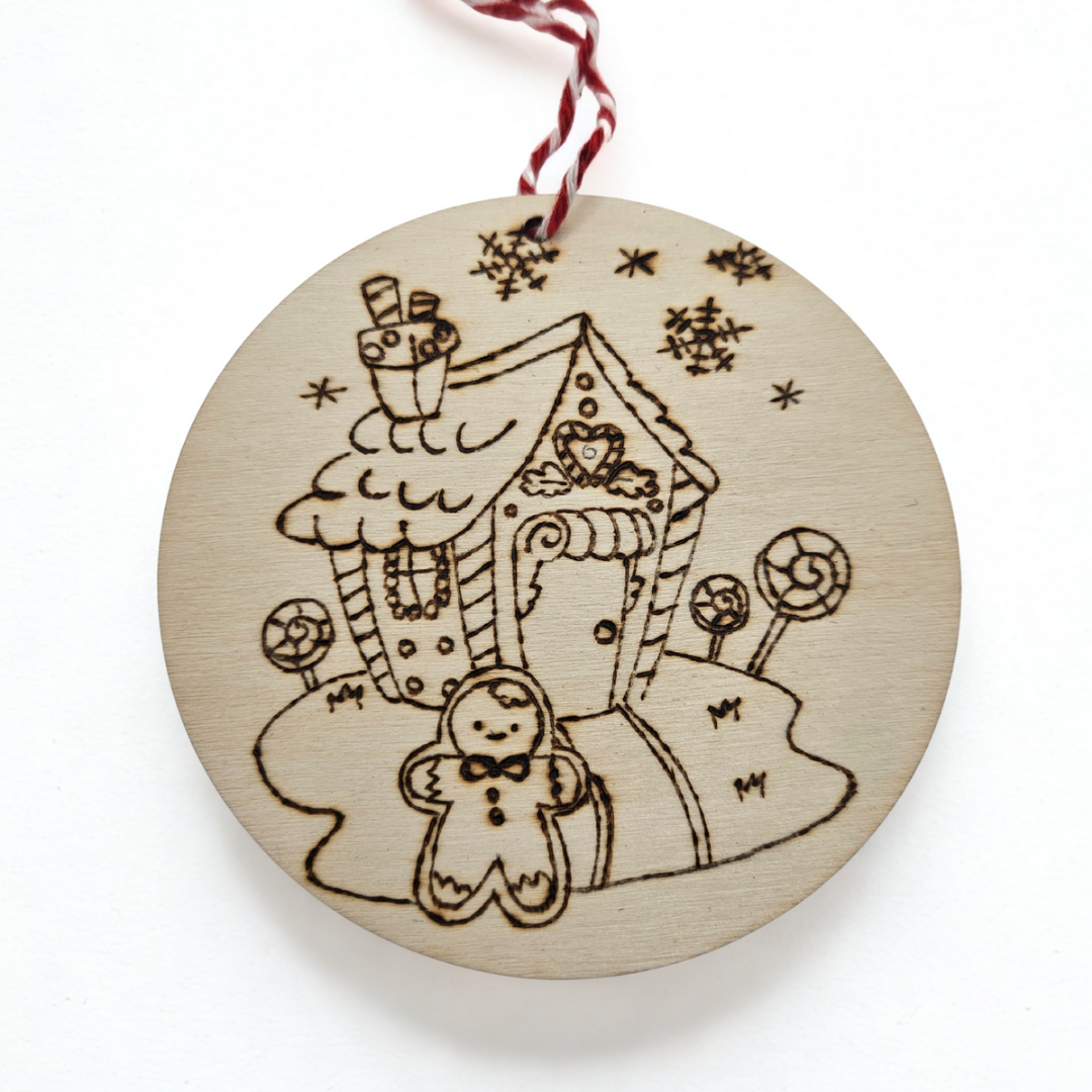 Palla di Natale pirografata “Omino e Casetta di Zenzero” | Incisi a Fuoco
