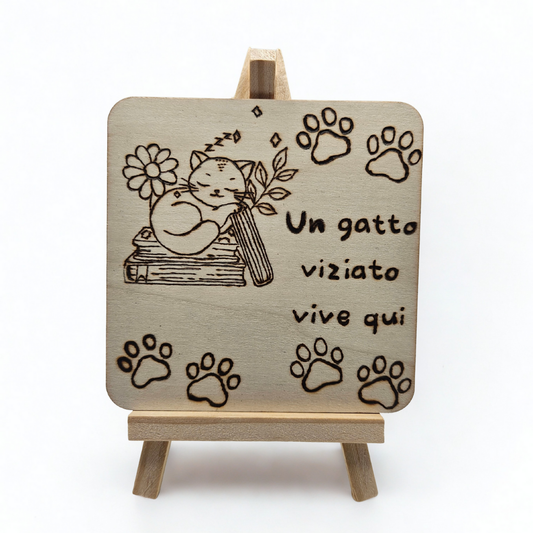 Tavoletta in legno “Un gatto viziato vive qui” – con cavalletto