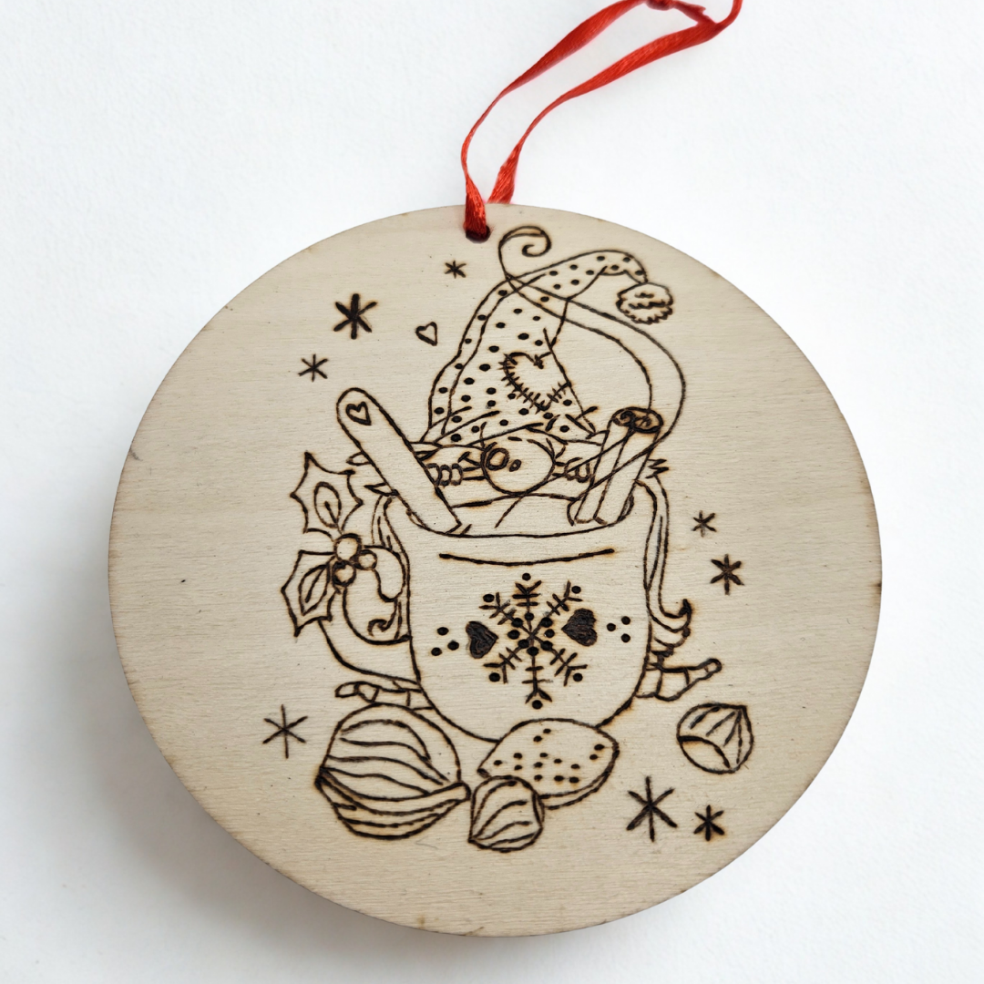 Palla di Natale in legno “Tazza e gnomo” – pirografata a mano