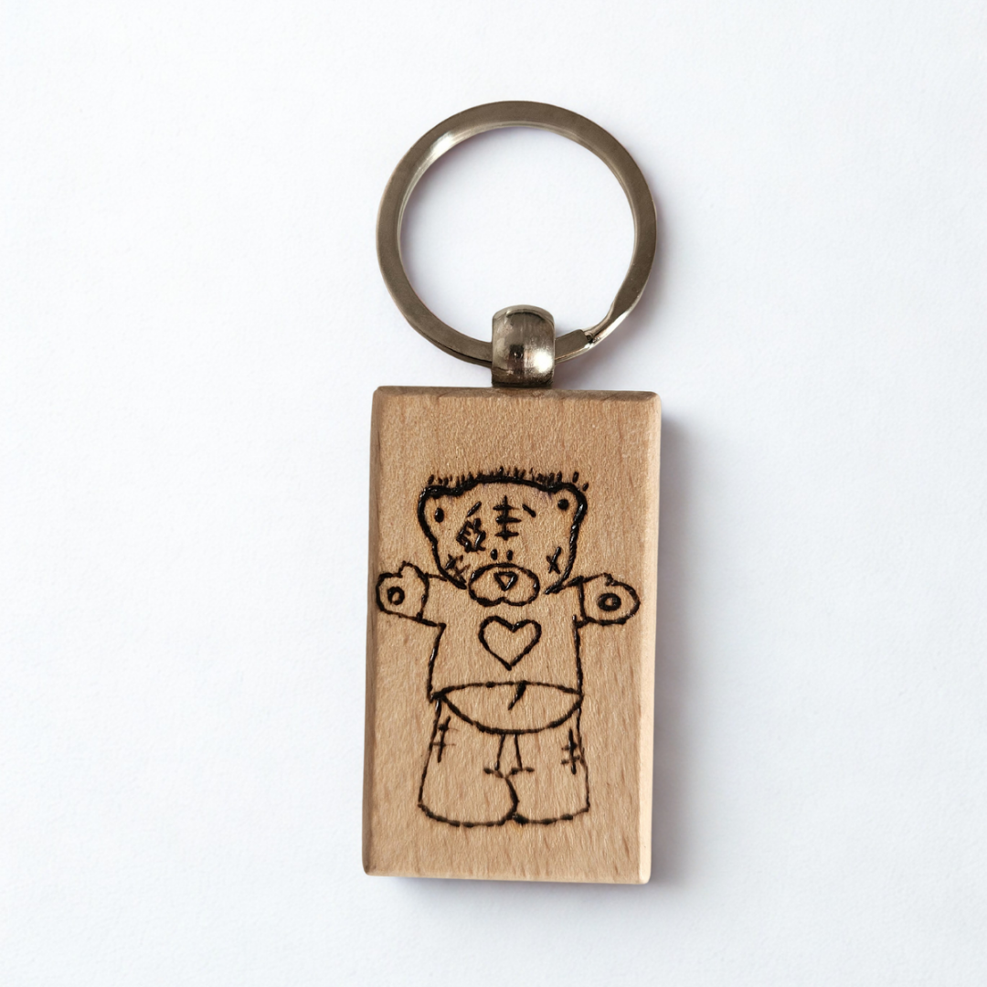 Portachiave in legno pirografato “Orsetto con cuore” | Incisi a Fuoco