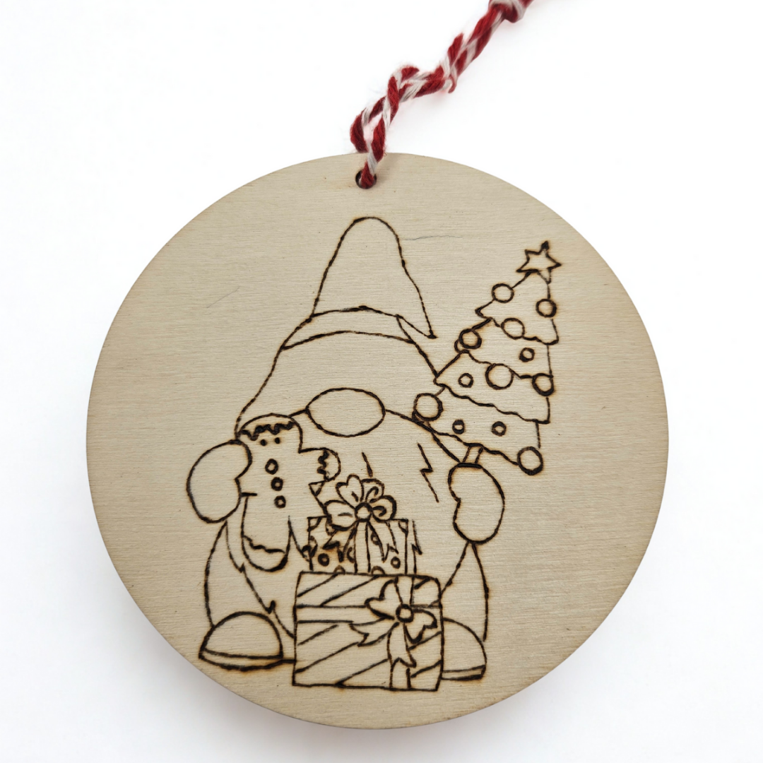 Palla di Natale pirografata “Lo Gnomo dei Regali” | Incisi a Fuoco