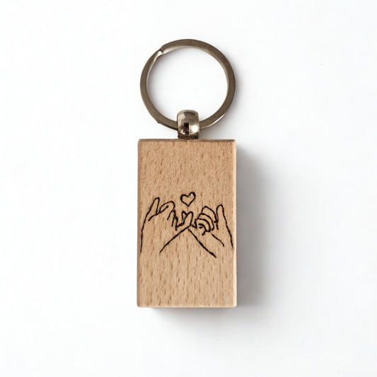 Portachiave in legno pirografato “Mani con cuore” | Incisi a Fuoco